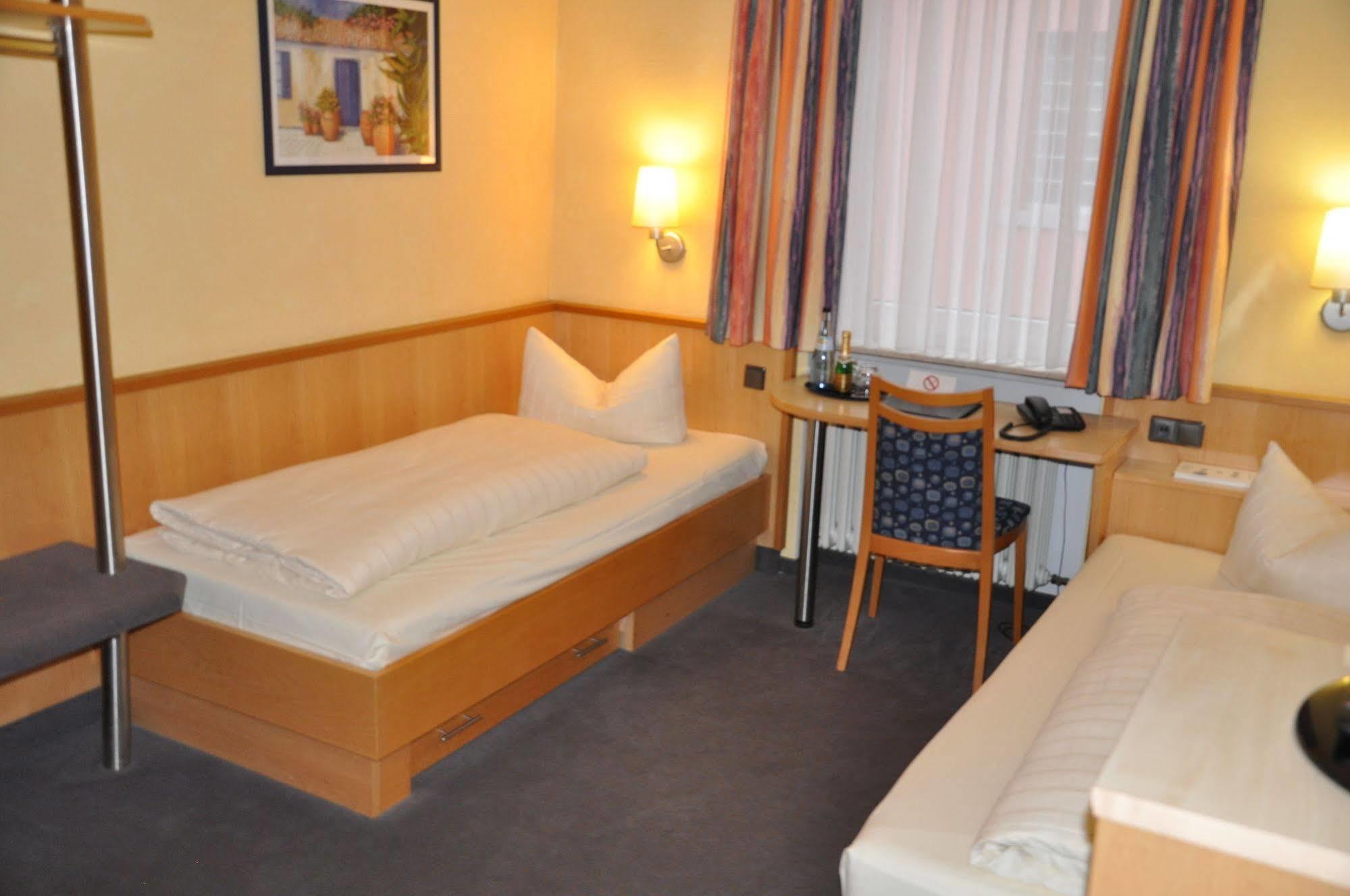 City Partner Hotel Strauss Wurzburg Bagian luar foto