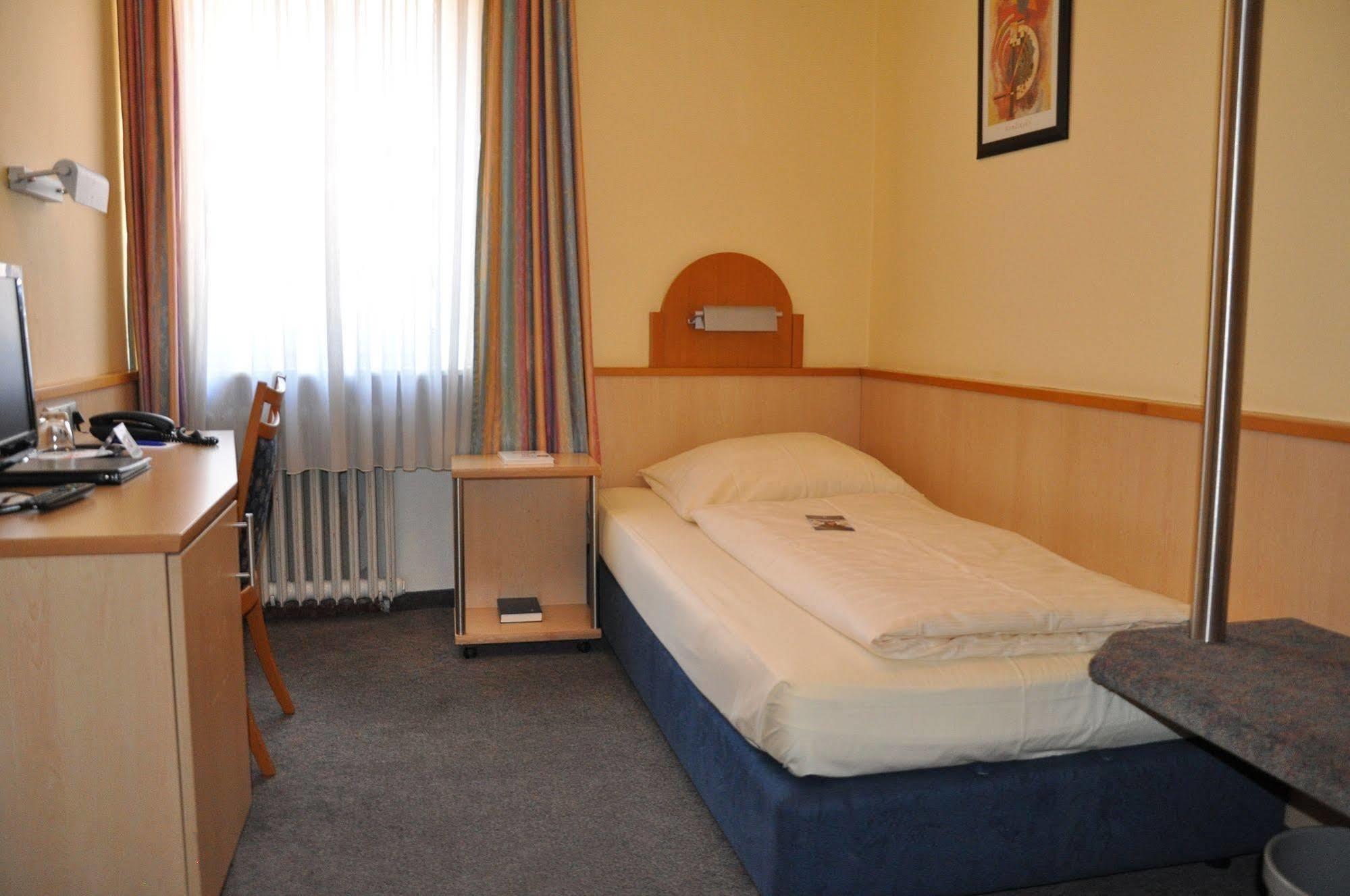 City Partner Hotel Strauss Wurzburg Bagian luar foto